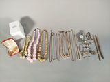 un tas de bijoux posés sur une table, à côté d'une boîte