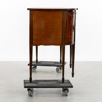 Un buffet anglais de style George III, placage d’acajou, sty… (photo 5)