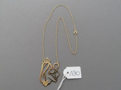 un gros plan d'un collier muni d'une étiquette, posé sur une table
