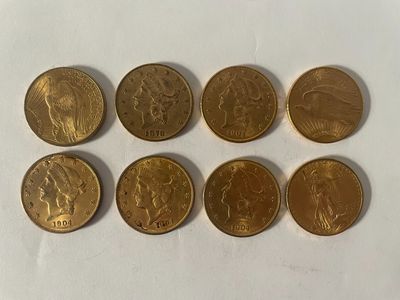 six types différents de pièces d'or sur une surface blanche