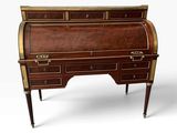 un bureau ancien à deux tiroirs, avec un plateau plaqué laiton