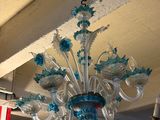 un lustre en verre suspendu au plafond d'une pièce
