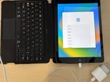 un ordinateur portable et une tablette posés sur une table avec un chargeur