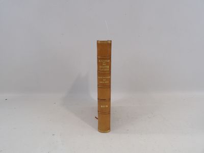 un livre posé sur une table