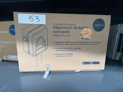 emballage d'un micro-ondes sur une étagère dans un magasin