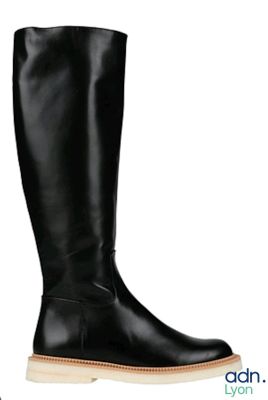 gros plan d'une paire de bottes noires sur fond blanc