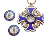 une image représentant un ensemble de médailles et une horloge sur un fond blanc