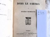 un livre ouvert sur un lit, avec une étiquette de prix attachée
