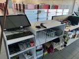 un ordinateur portable posé sur un bureau au milieu d'une pièce