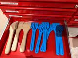 une boîte à outils rouge contenant des outils et une boîte à outils bleue contenant des outils