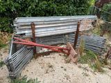 un banc posé dans le sable près de quelques buissons