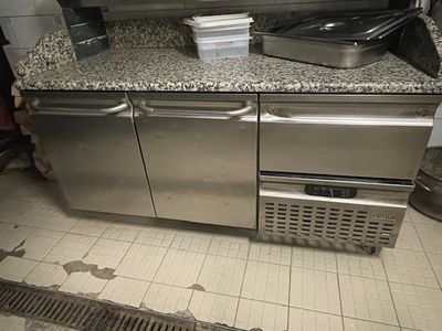 une image d'une cuisine avec un évier et une cuisinière