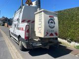 une camionnette blanche garée sur le bord de la route
