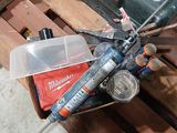 une caisse d'outils posée sur une palette à côté d'une boîte à outils