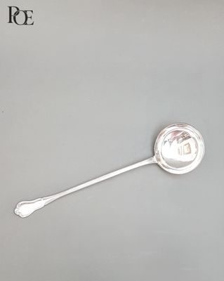 une cuillère en argent avec un manche et une cuillère au milieu