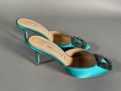 MANOLO BLAHNIK Paire de mules modèle "Hangisi" en satin turq…