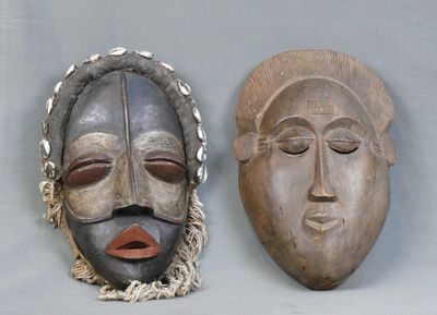 Deux masques en bois léger patiné, l'un à coiffe de tissu et…