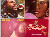 trois albums vinyles consacrés à divers styles de musique africaine des années 1970 et du début des années 1970