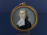 portrait d'un homme en redingote noire, avec un col en dentelle blanche