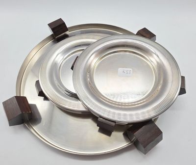 deux assiettes en argent posées l'une sur l'autre sur une table