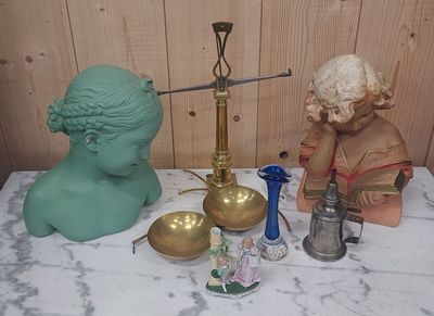 une statue représentant une femme assise à côté d'une statue représentant un homme, posées sur une table