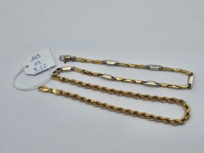 trois bracelets en chaîne d'or, dont un avec un fermoir et un autre avec un fermoir