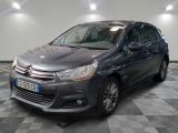 la voiture est garée dans le garage sur le sol en damier