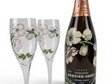 deux verres à vin et une bouteille de champagne posés côte à côte