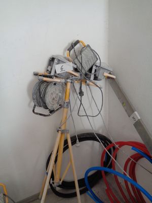 une photo d'une pièce où l'on voit un trépied et de nombreux tuyaux