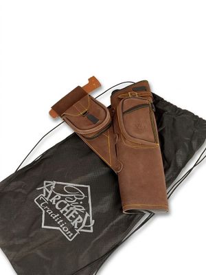 étui à couteaux en cuir marron avec un sac noir sur fond blanc