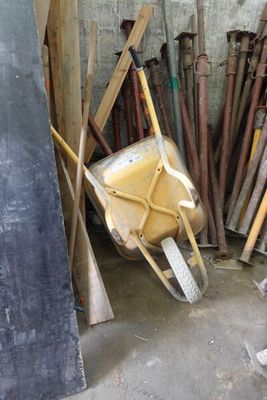 une brouette au milieu d'un tas d'outils
