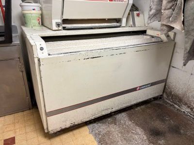 a machine that is sitting on top of a counter