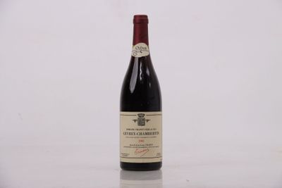 la bouteille de vin rouge est posée sur une surface blanche