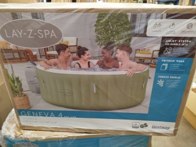 un jacuzzi gonflable posé sur une table dans un magasin
