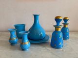 beaucoup de vases et de bols bleus et dorés sur la table