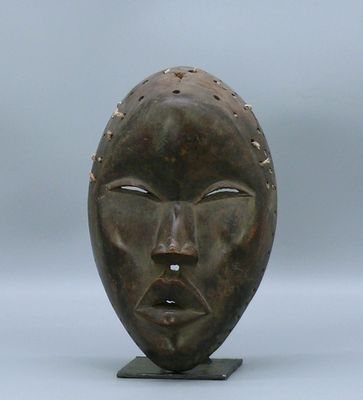 une image représentant une sculpture du visage d'une personne posée sur un socle
