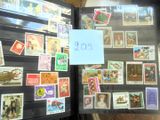 de nombreux timbres exposés dans une vitrine