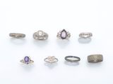 un assortiment de bagues disposées sur un fond blanc