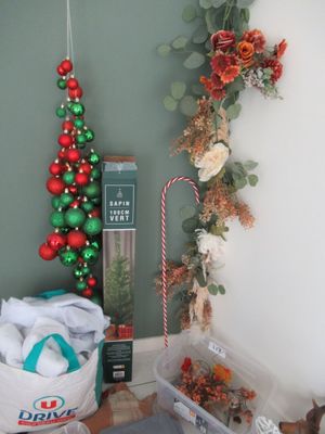 un petit sapin de Noël décoré, dans un coin de la pièce