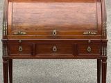 un bureau en bois avec un plateau en marbre et des tiroirs