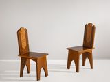 deux chaises en bois assises l'une à côté de l'autre sur une surface blanche