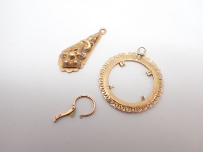 Une boucle d'oreille en or et un pendentif monture pièce, en or, poids - Photo 1