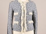une veste en tweed bleu et blanc sur un mannequin, un mannequin, un mannequin, un mannequin, un mannequin, un mannequin, un mannequin, un mannequin