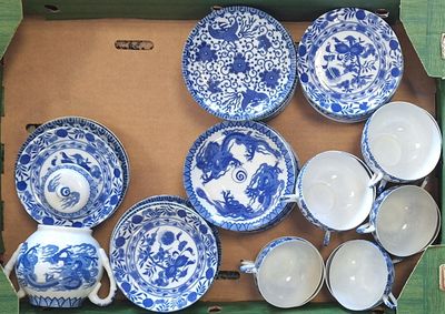 de nombreuses assiettes et tasses bleues et blanches dans une boîte