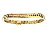 gros plan d'un bracelet en or et diamants sur fond blanc