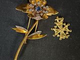 une broche en or ornée d'une fleur et d'un flocon de neige