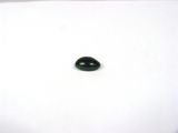 un gros plan d'une pierre de jade verte sur une surface blanche
