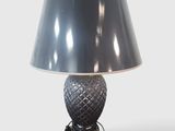 une lampe posée sur une table et munie d'un abat-jour