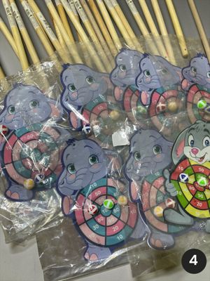 quatre sachets de bonbons en forme d'éléphants posés sur une table