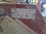 une machine rouge qui se trouve dans une pièce